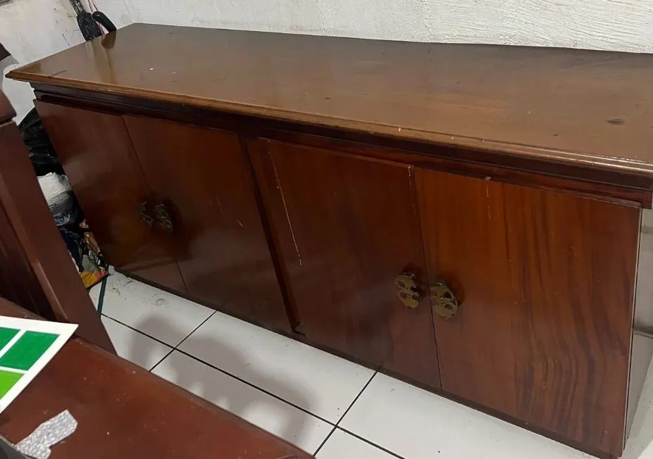 Mesa com cadeiras e um aparador  - Foto 4