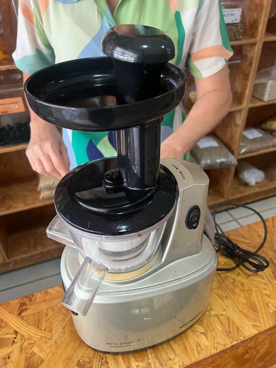 Centrífuga de Alimentos Mondial Cozinha - Slow Juicer 250W 1 - Foto 2