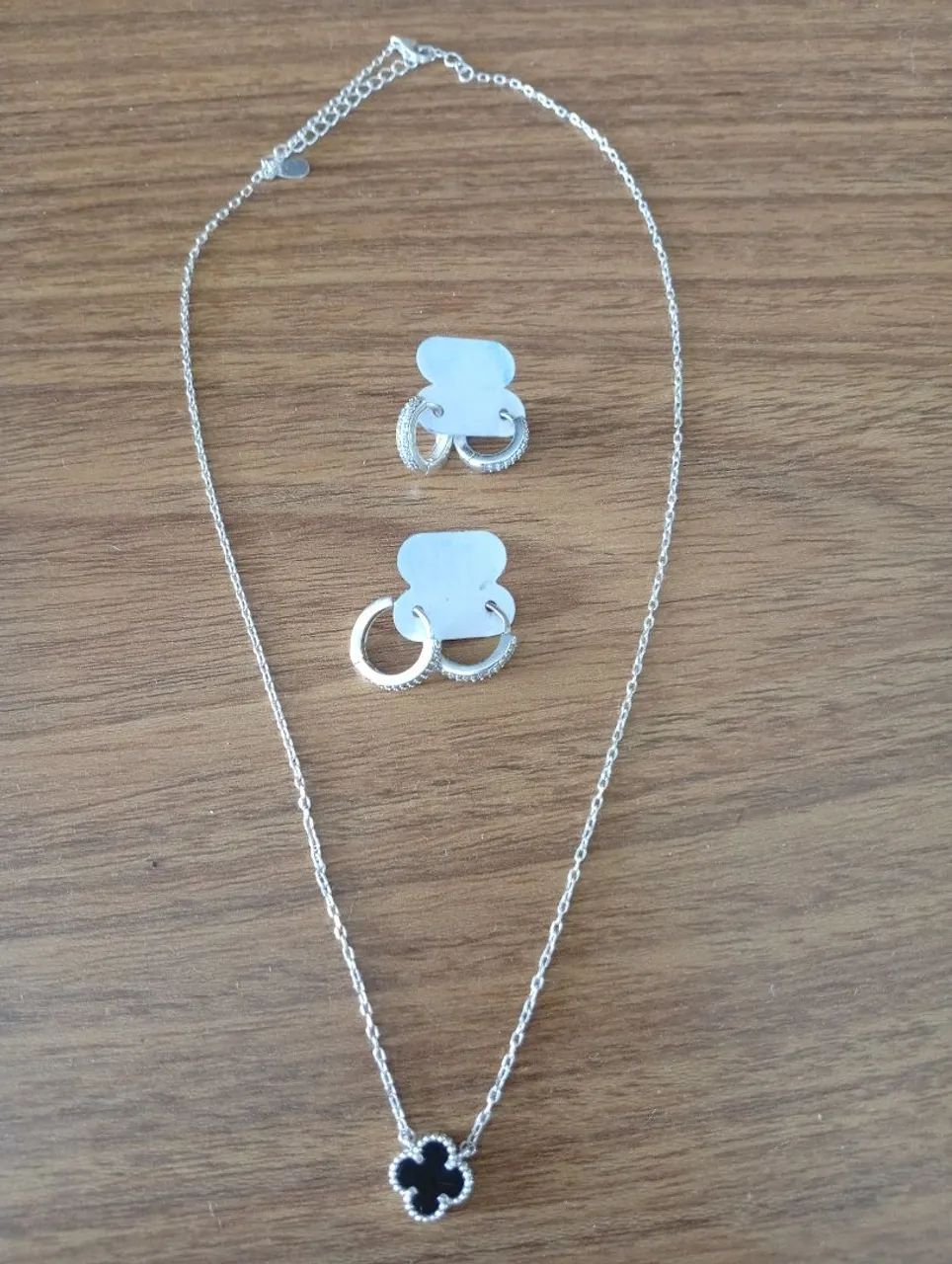 Vende-se cordão e brinco de prata