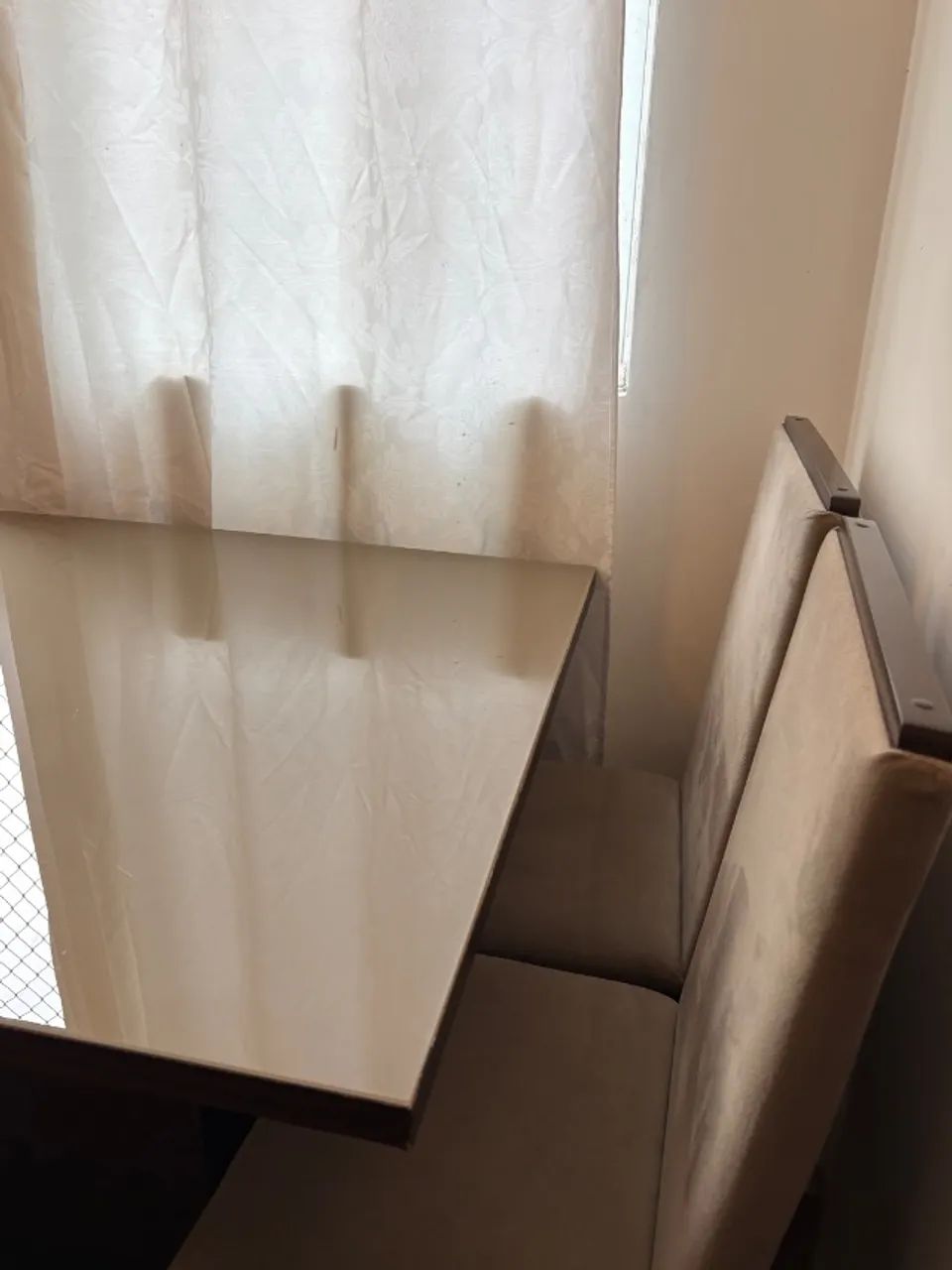 Mesa com tampo de vidro com 4 cadeiras  - Foto 3