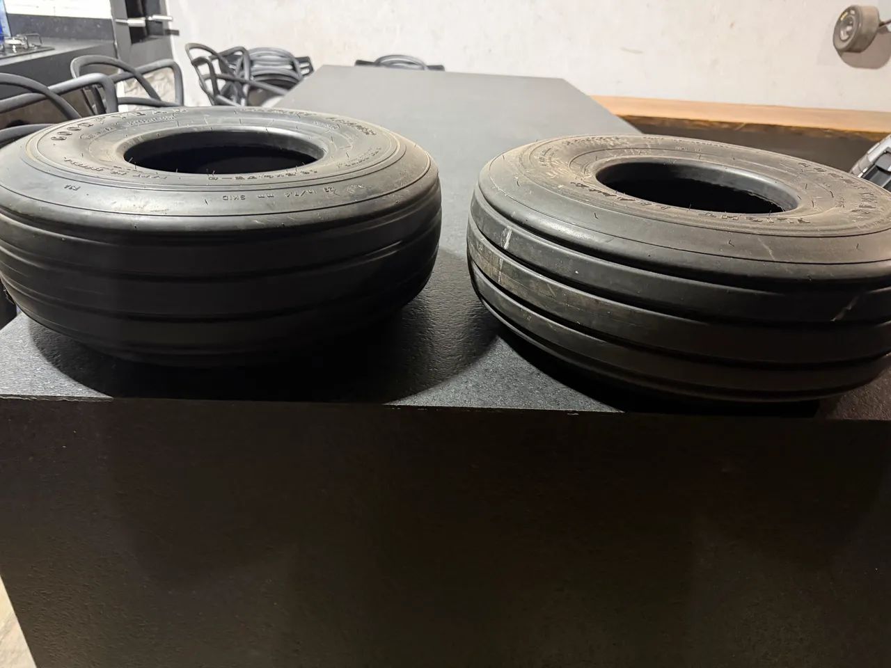 Vendo par de pneus Goodyear 19.5x6.75-8  - Foto 3