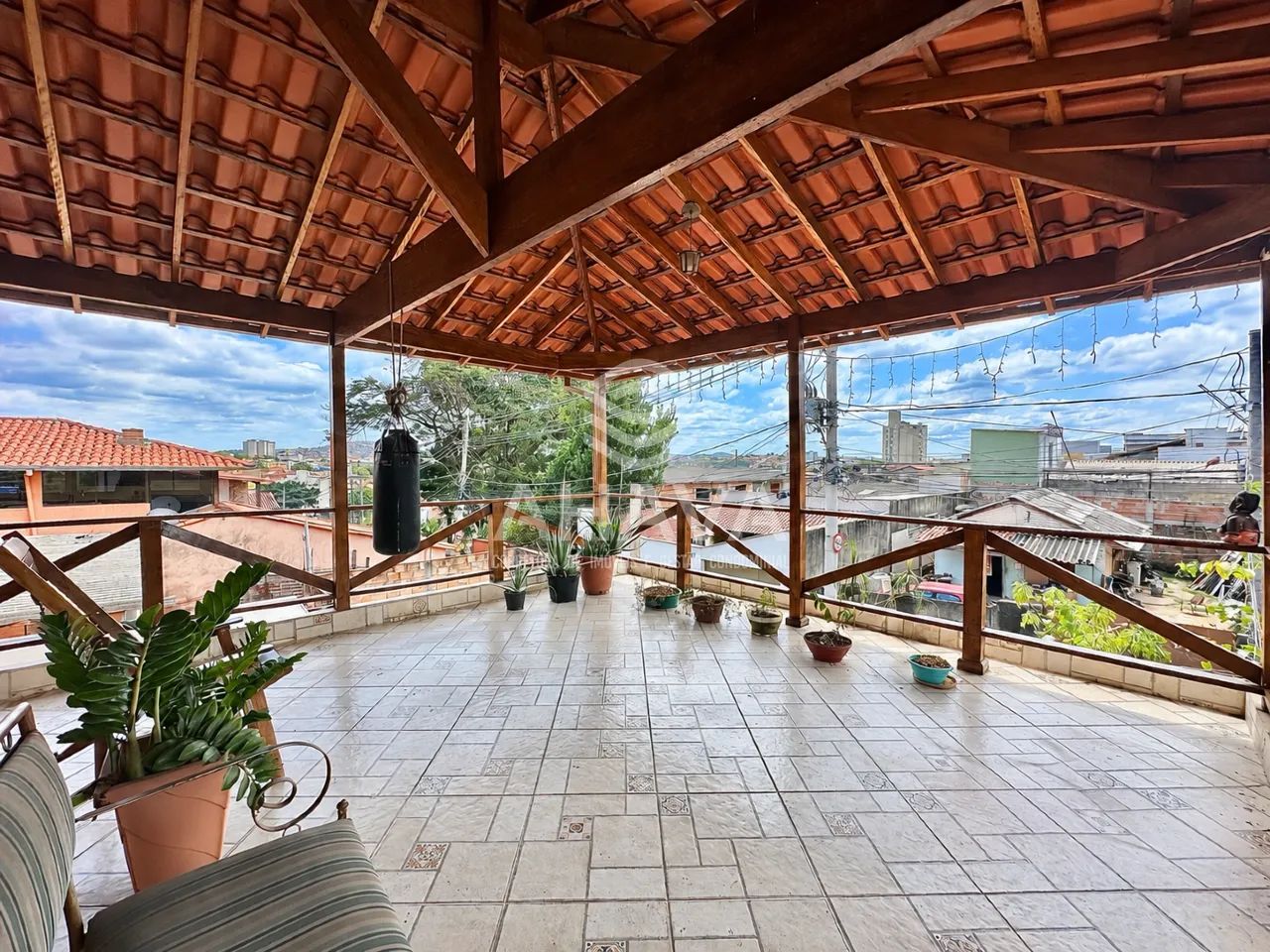 Casa com 4 quartos - Bairro Campo Alegre - Lote de 210m
