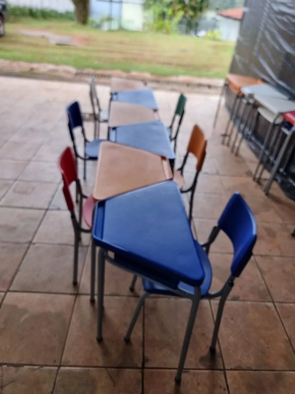 Conjunto inteligente de 6 mesas e 6 cadeiras com conexão infantil usadas - Foto 2