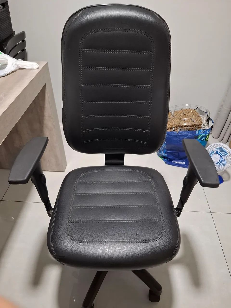 Cadeira Giratória de escritório Martiflex em couro preto resistente