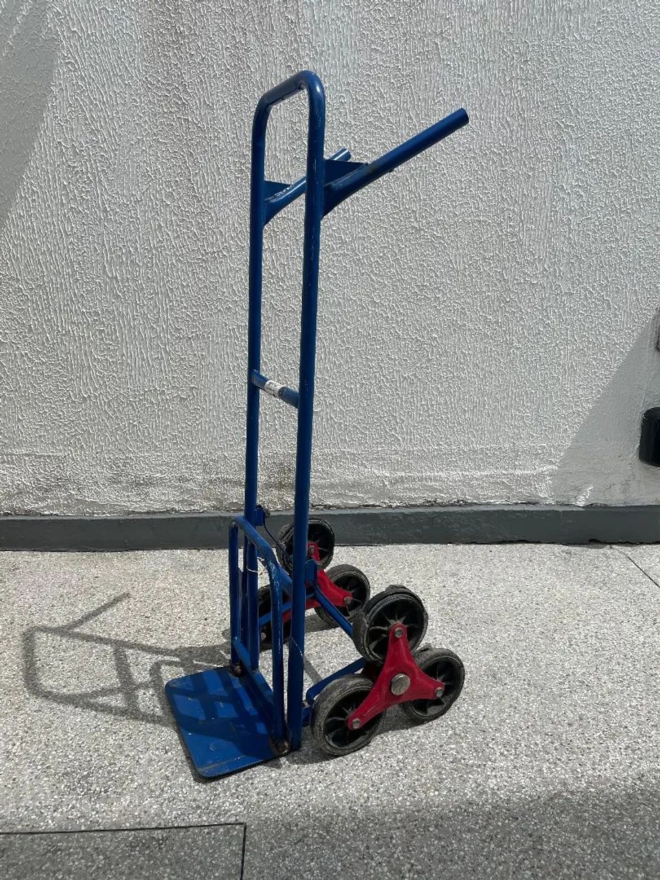 Carrinho de carga sobe escadas