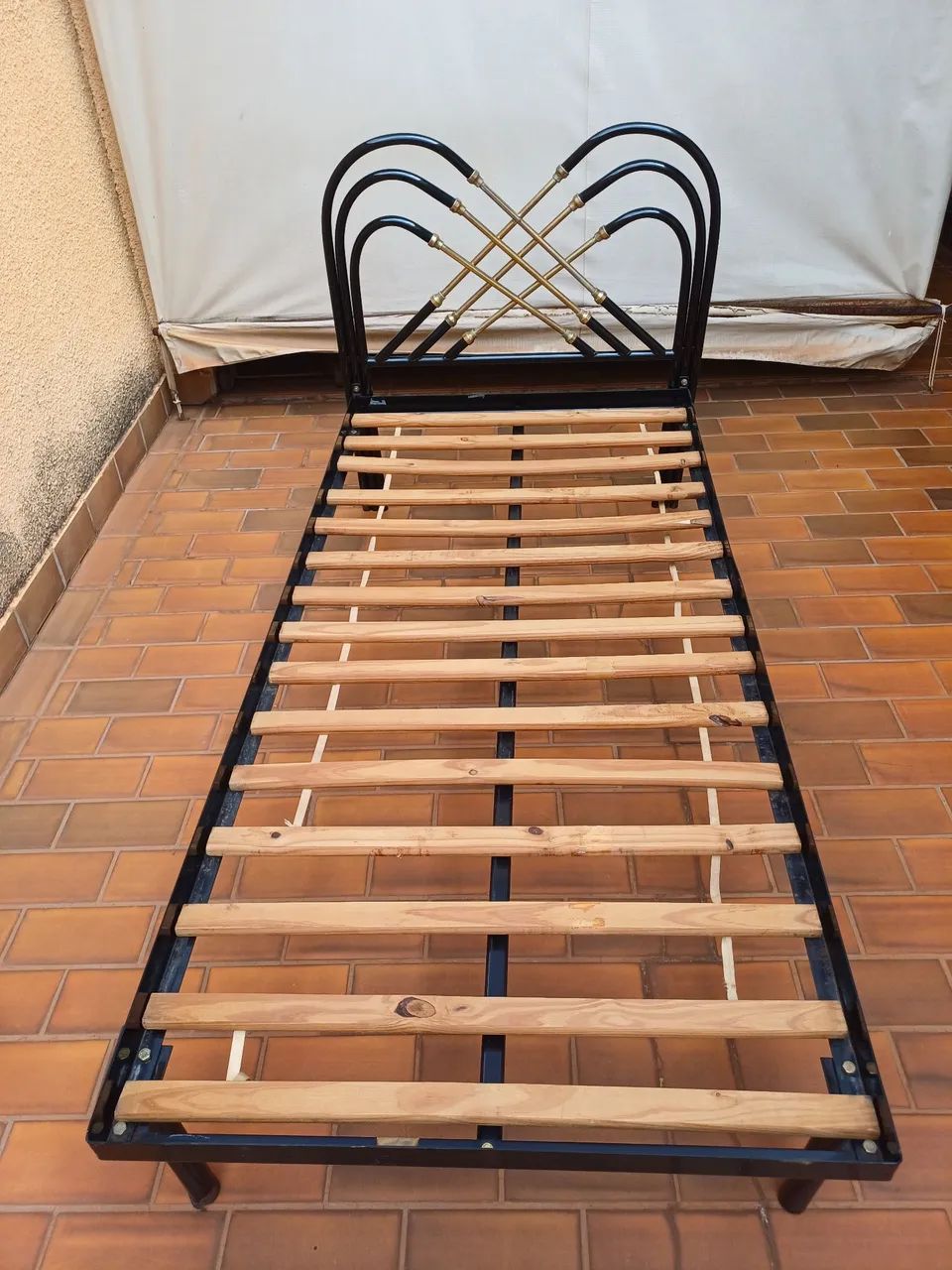 Cama tubular preta 