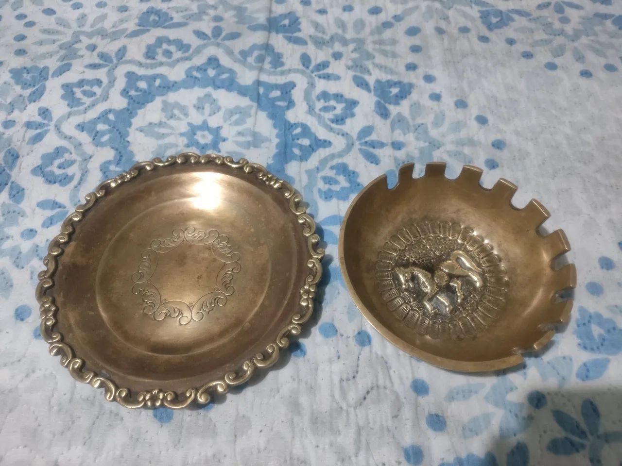 Kit 2 peças antigas de bronze, cinzeiro e prato década 60