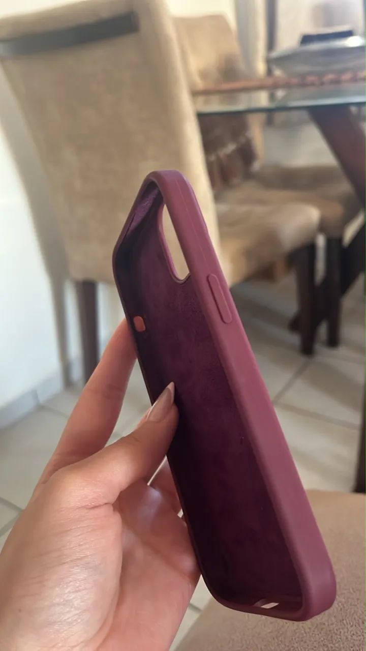 Capinha iPhone 13 vinho nunca usada  - Foto 4