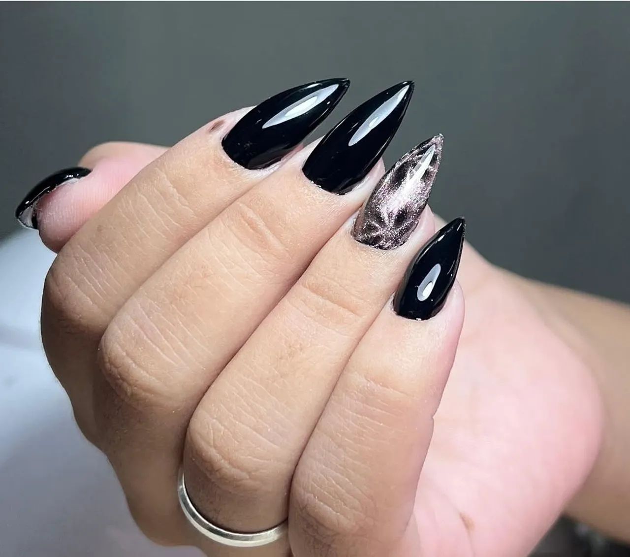 Contratamos MANICURE