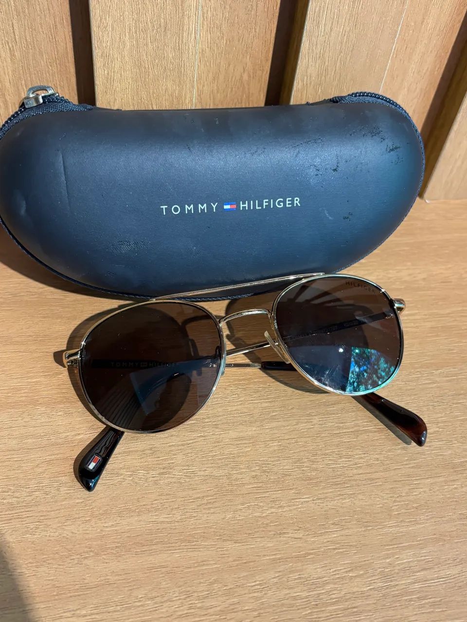 Óculos original Tommy Hilfiger, acompanha estojo original 