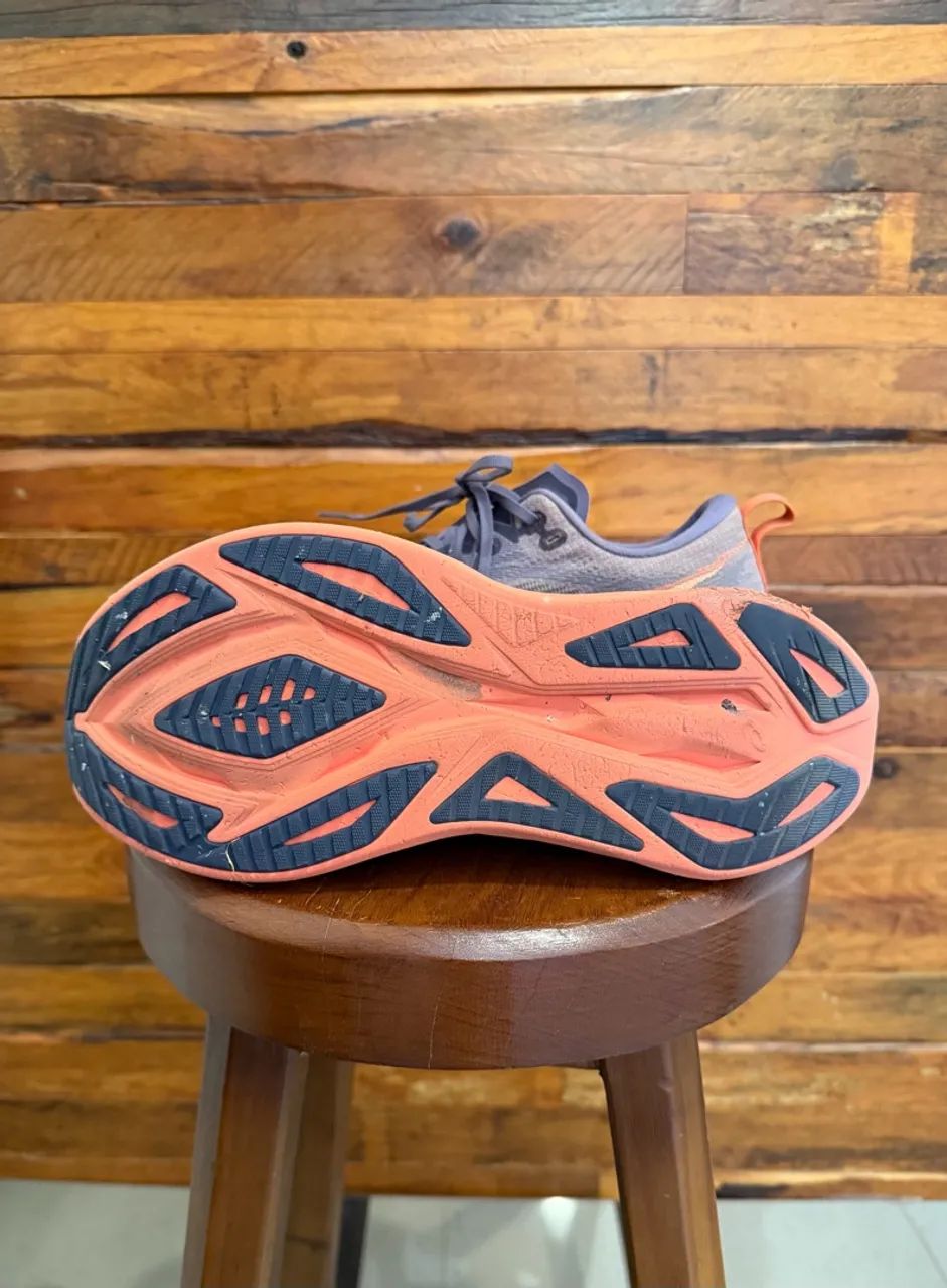 Tênis Asics cinza e coral - Foto 2