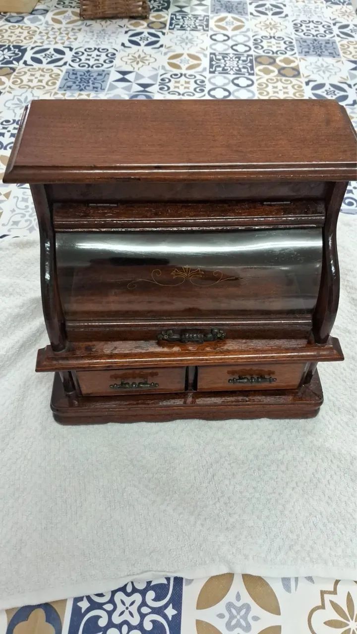 Caixa de música com porta jóias. Década 60/70