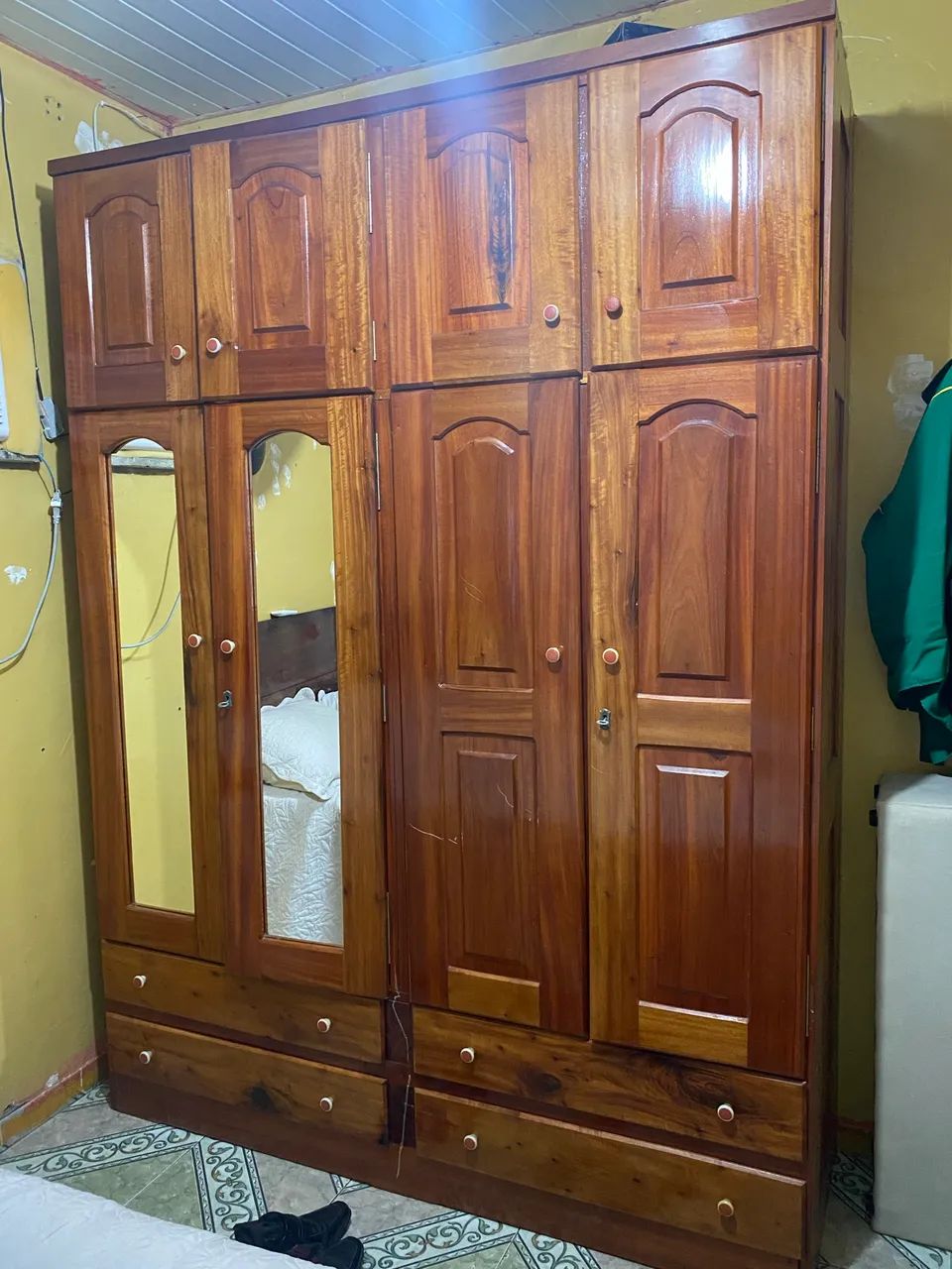 Guarda roupa de madeira 