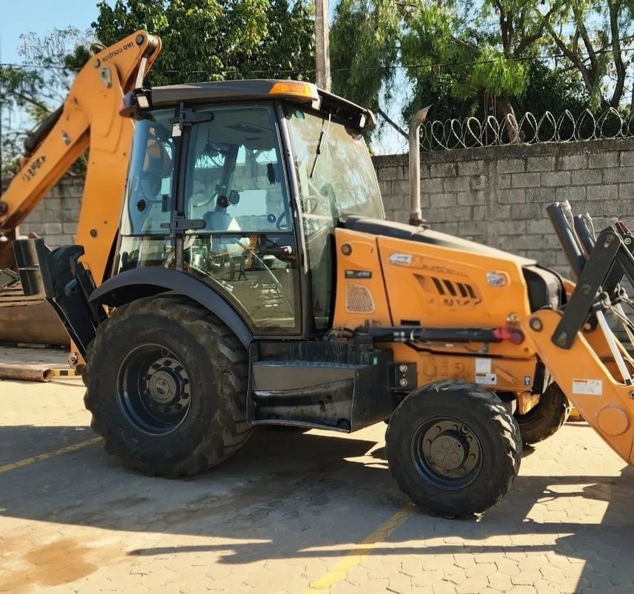 Retroescavadeira case 580n ano 2018