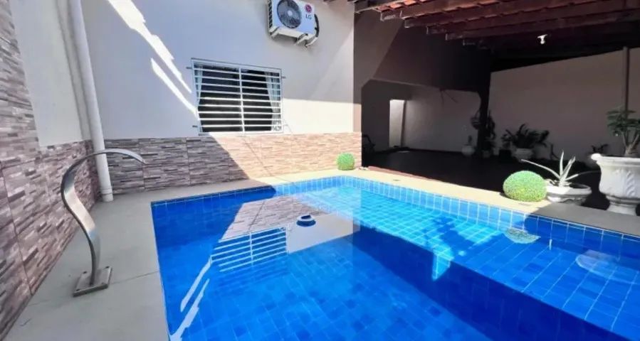 Casa reformada com piscina atrás do Shopping