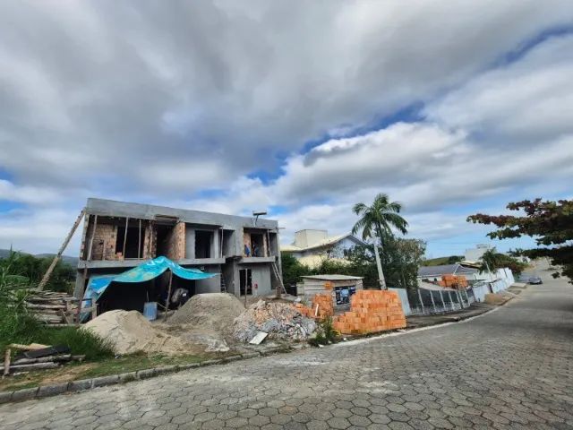 SOBRADO COM 2 SÚITES EM AREIAS DE BAIXO GOV. CELSO RAMOS 