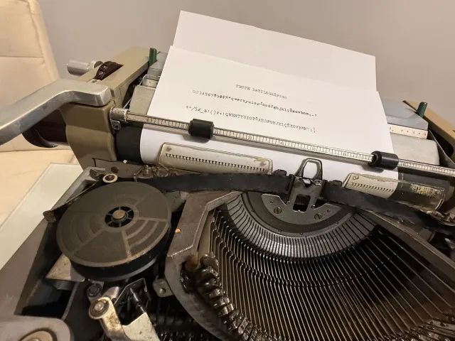 Máquina de escrever manual OLIVETTI LINEA 88, original, em bom estado  e funcionando!!! - Foto 2