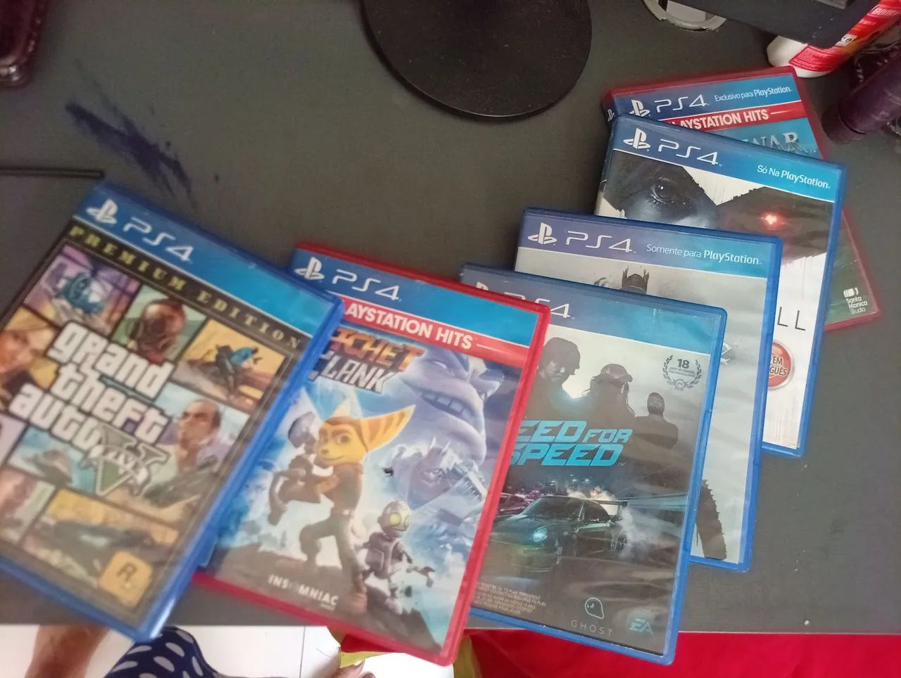 Ps4 com jogos e dois controles  - Foto 3