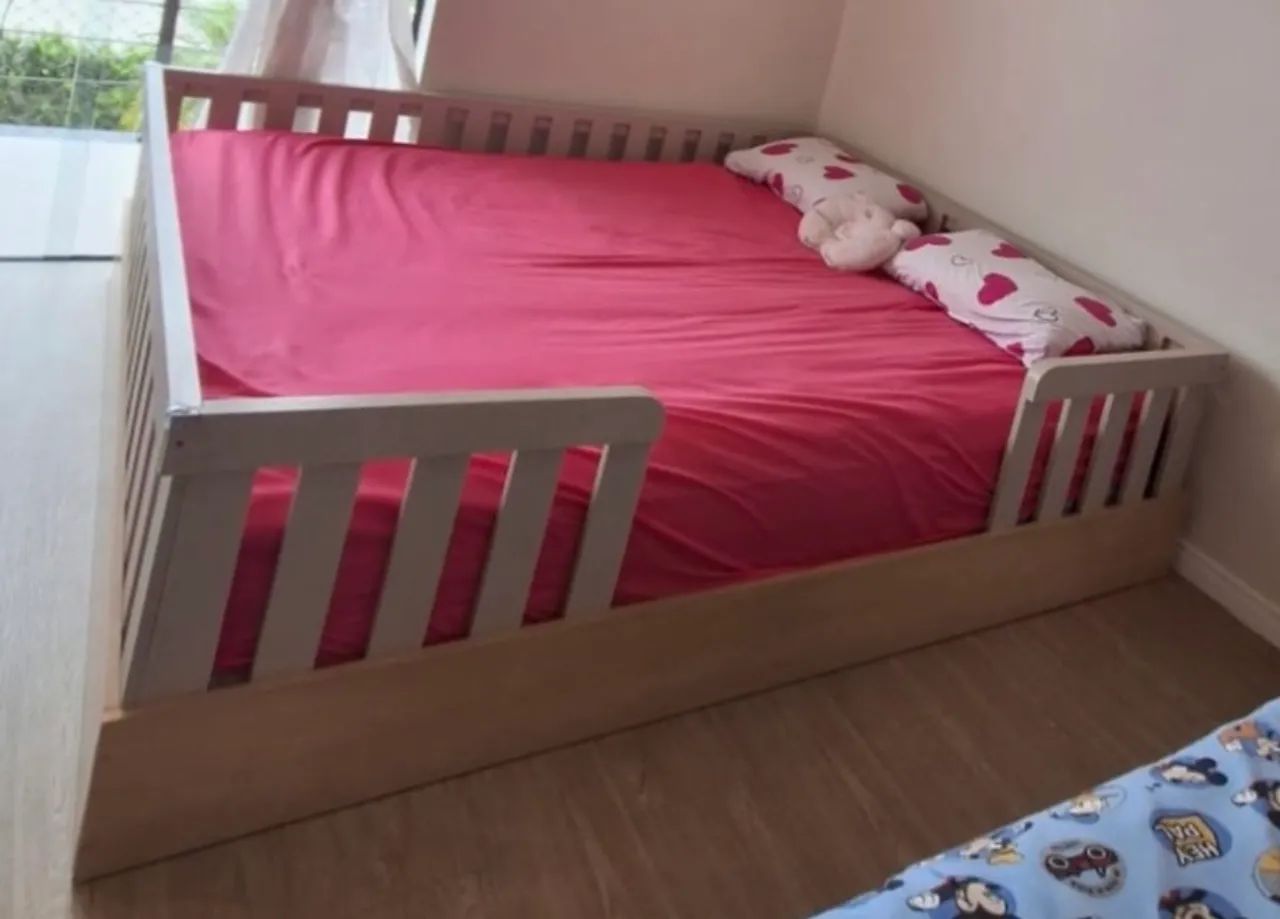 Cama montessori Queen com colchão 