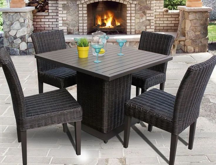 Conjunto de mesa com 4 cadeiras e o tampo ripado