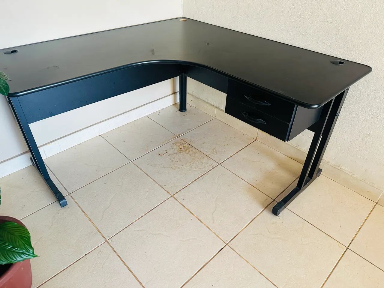 Mesa preta em L com 2 gavetas - ideal para home office, estudo ou apoio