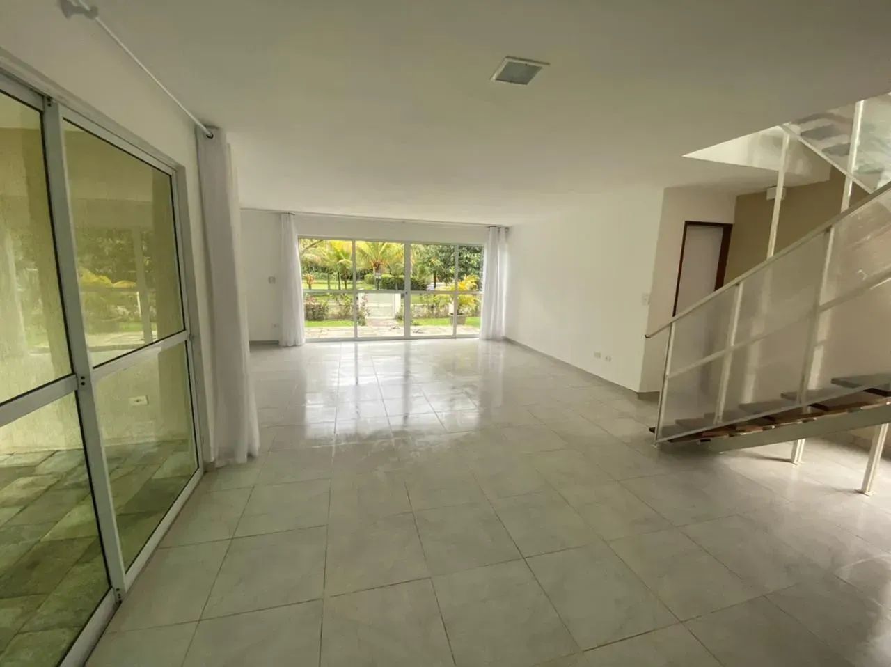 Aluga - se excelente casa em condomínio fechado em aldeia