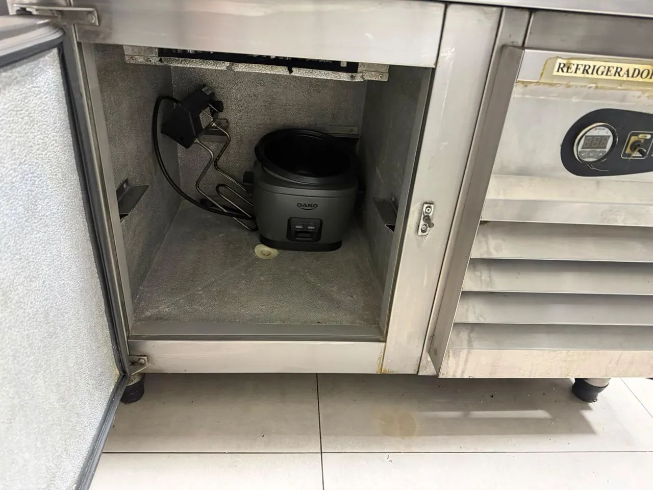 Vendo Bancada Pista Fria e Refrigerador - Foto 3