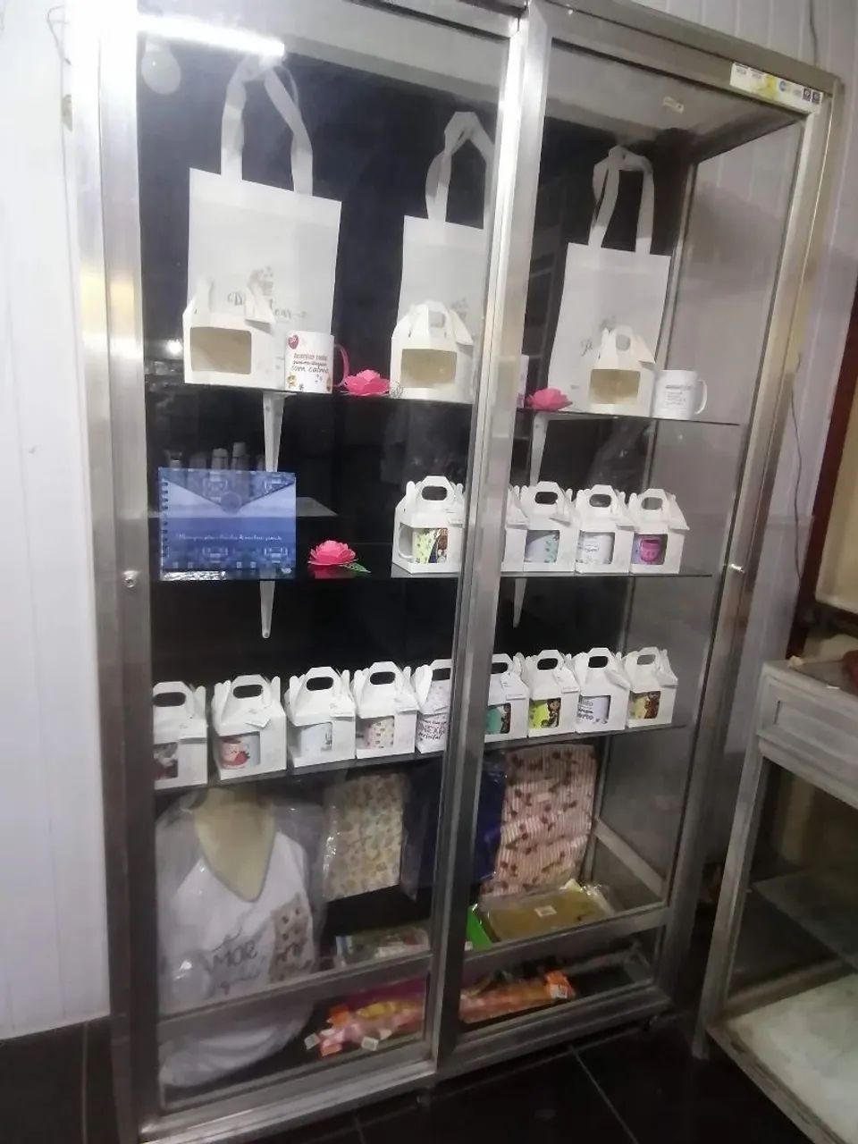 Vitrine de vidro com prateleiras  - Foto 2