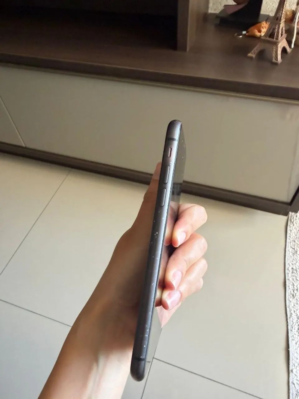 Vendo IPhone 11, preto, 128gb, bateria 67% original, bem conservado. Vai com carregador - Foto 2