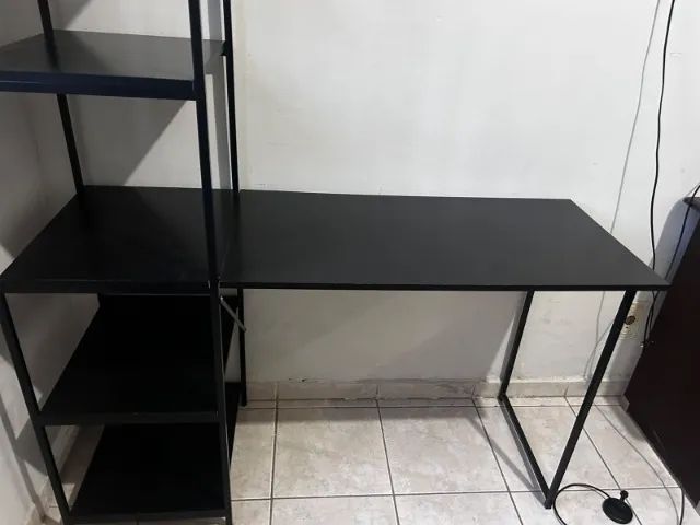 Escrivaninha Preta com 4 Prateleiras Laterais - Moderna e Funcional - Foto 2