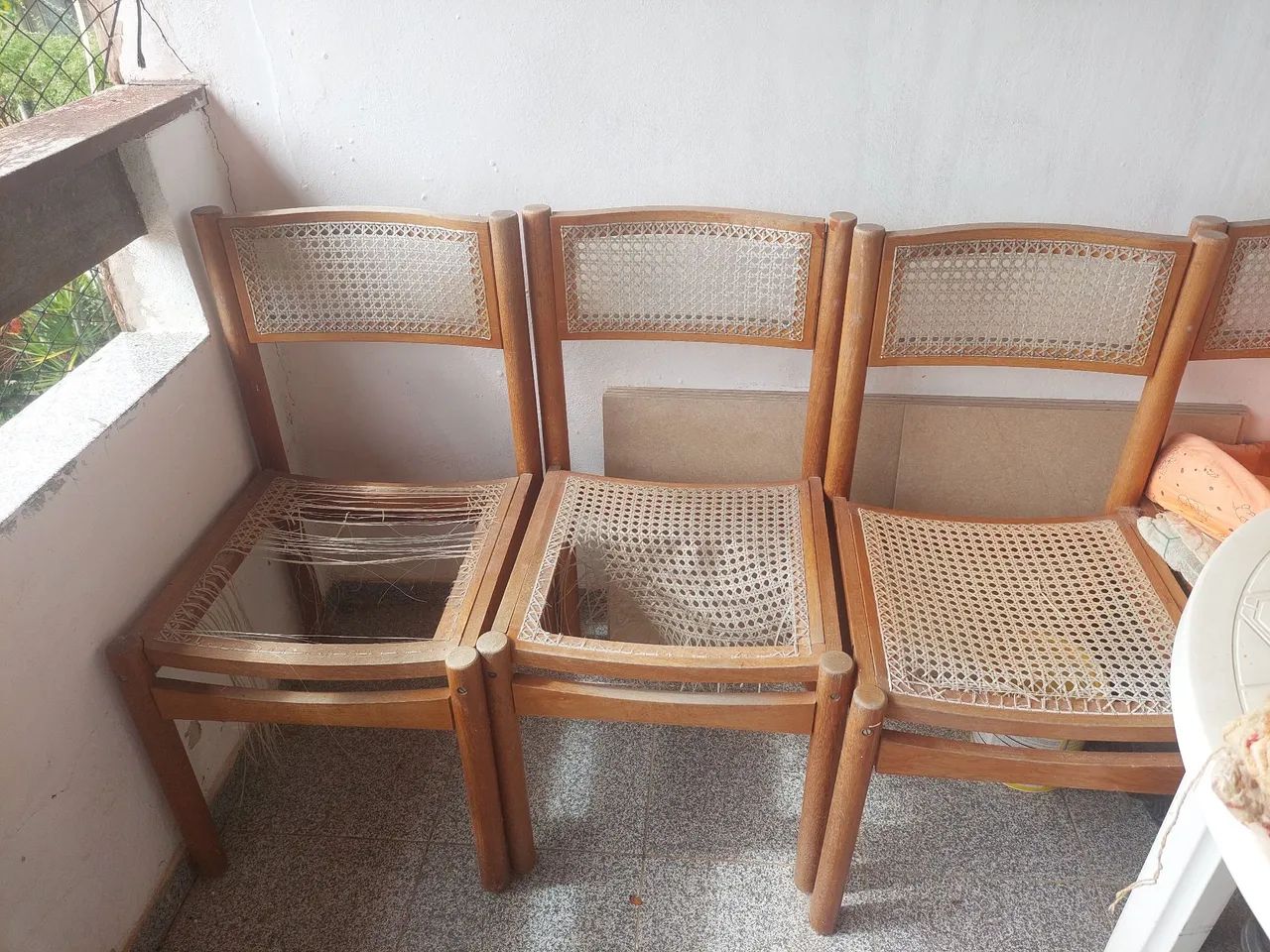 Cadeiras de jantar de madeira