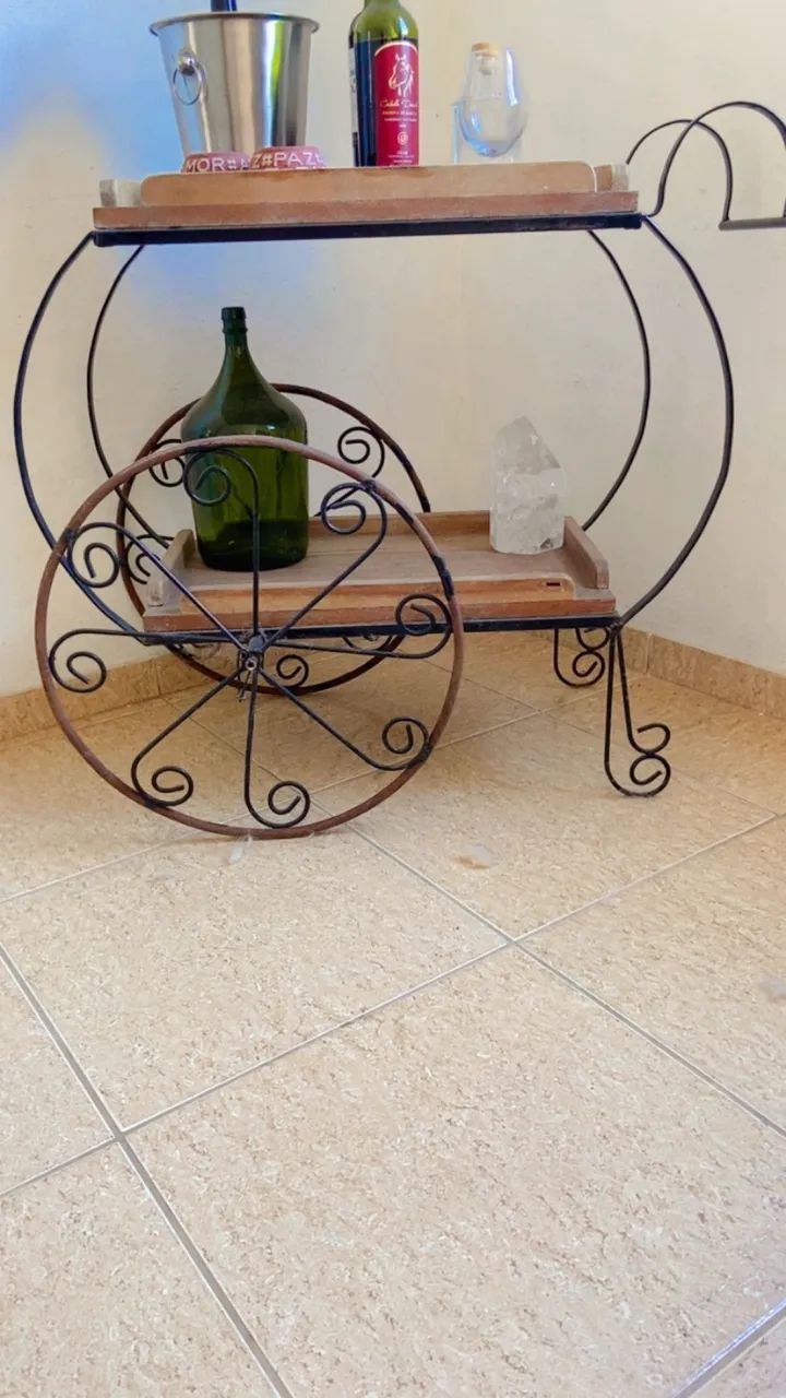 Vendo  carrinho de madeira maciça e ferro  - Foto 3