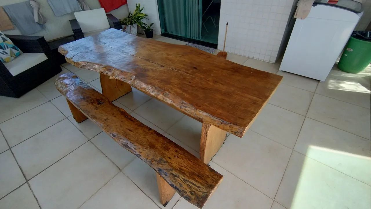Mesa de madeira rústica 