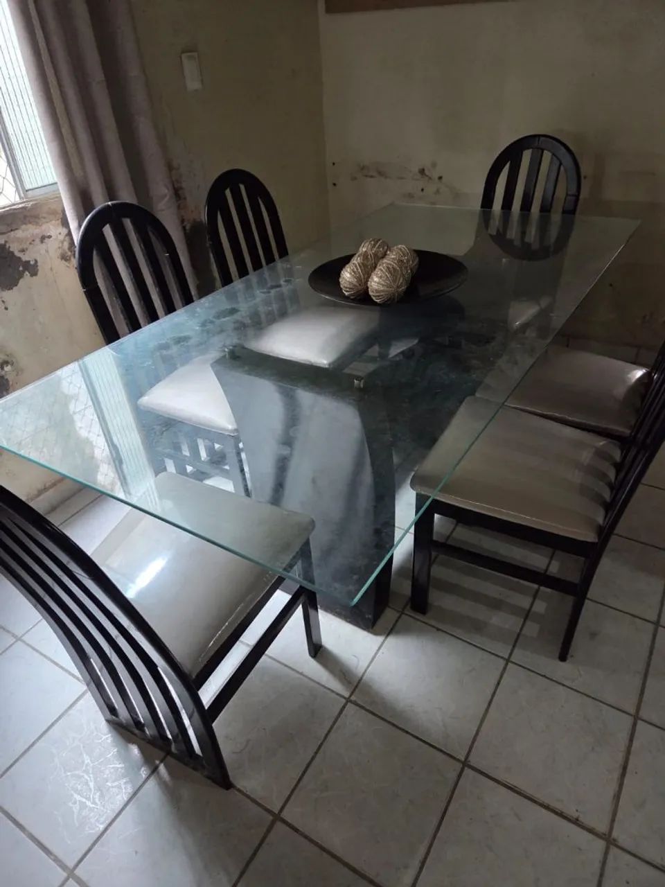 Mesa laqueada 6 cadeiras preta, assentos beje
