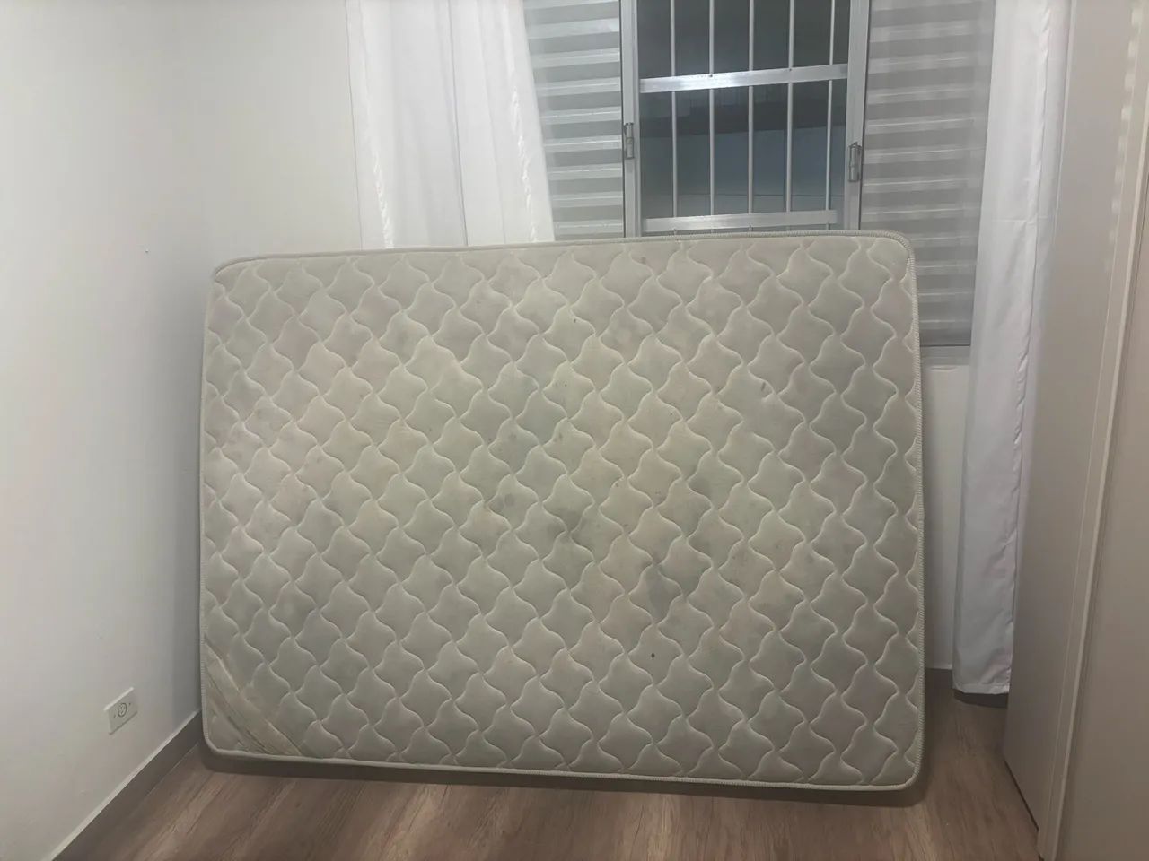 Colchão com molas e espuma 