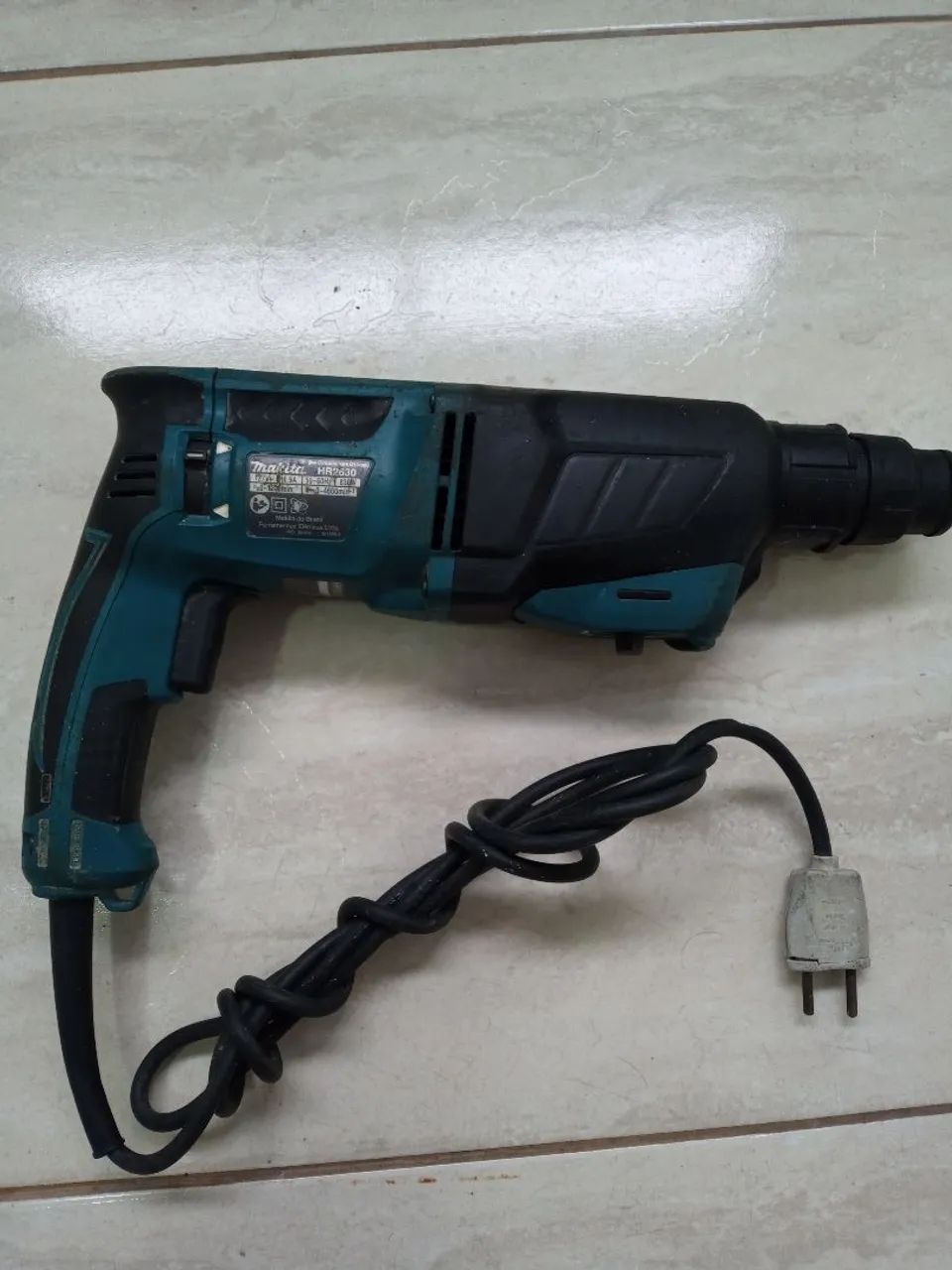 Martelete Makita 830w com defeito.