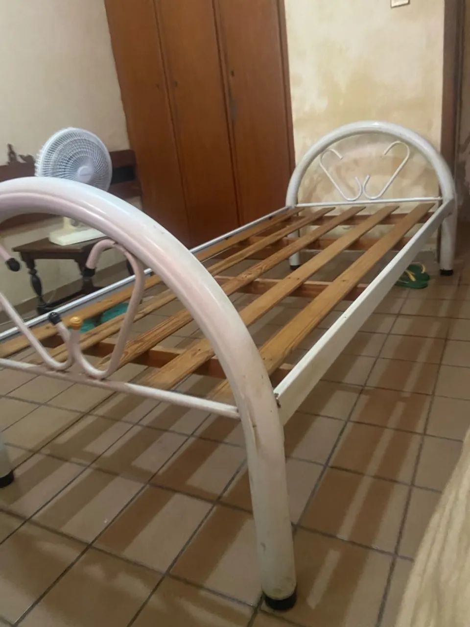 Cama de solteiro Ferro já vai com o colchão 