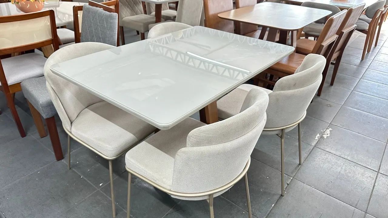 Mesa completa com cadeiras de madeira  - Foto 4