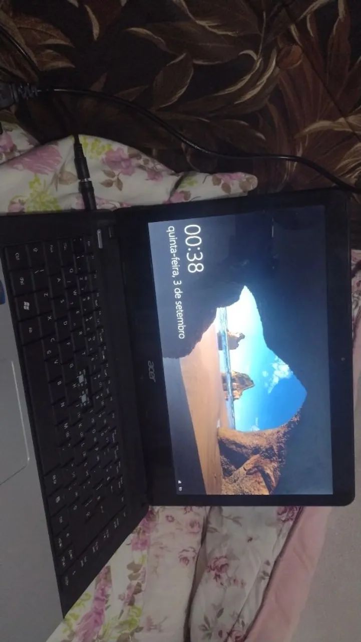 Tô vendendo meu notebook vem com teclado e mause e troco pelo um iPhone 12  - Foto 3