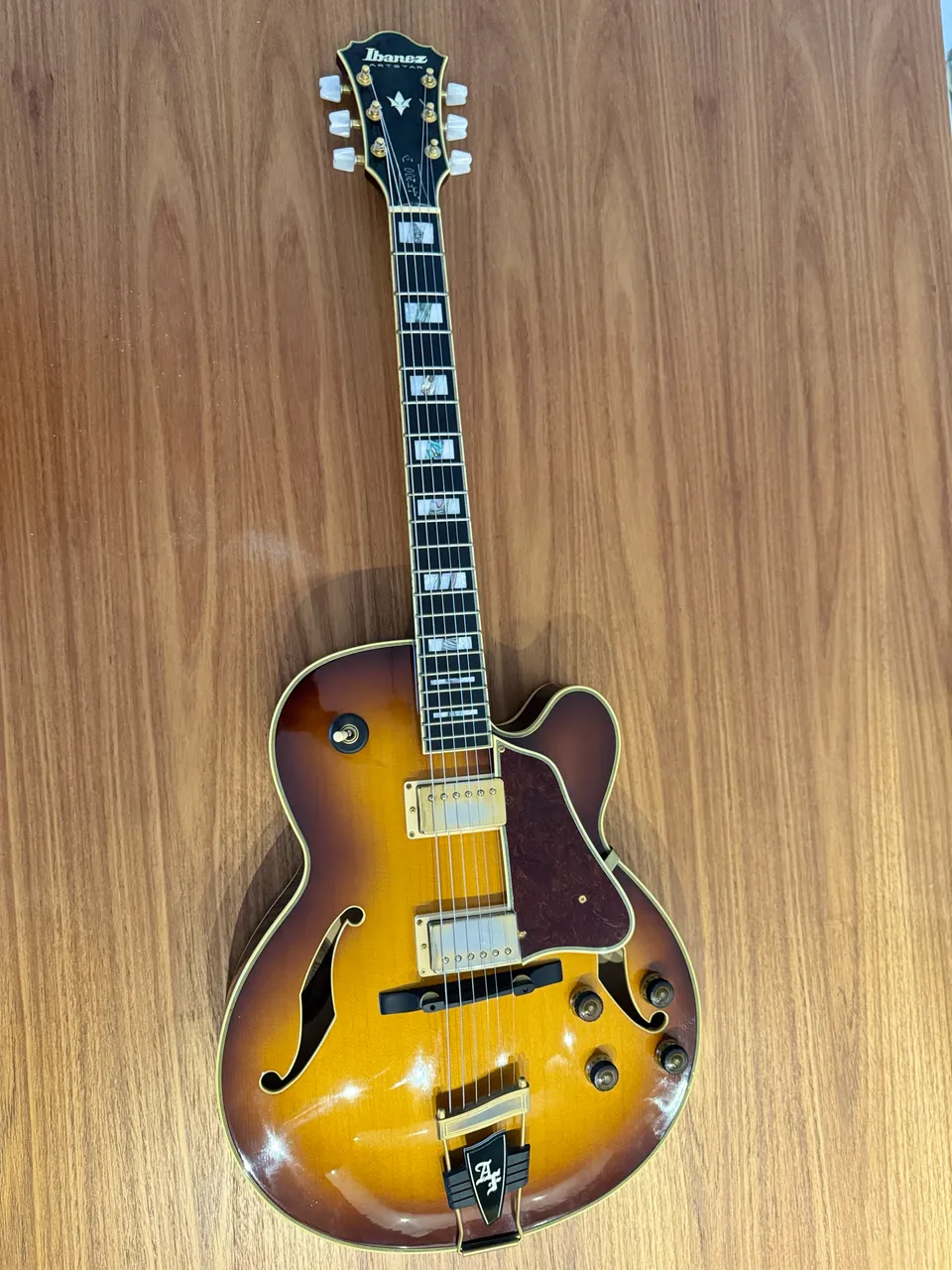Guitarra Music Man Axis Super Sport MM90 Tremolo True Gold USA