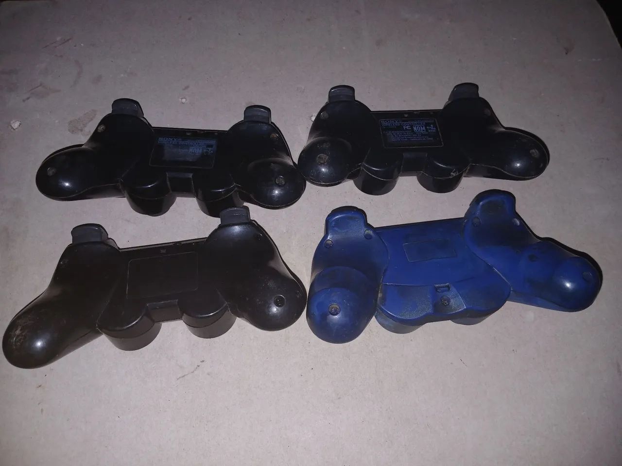 4 CONTROLES DE PS3 NÃO ESTÃO FUNCIONANDO, UM É DE PILHA OS OUTROS 3 NORMAIS. - Foto 4