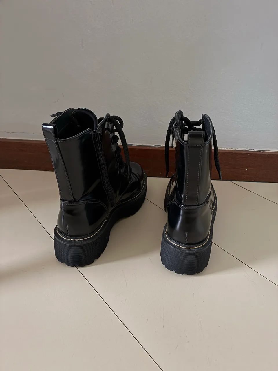 bota coturno plataforma em verniz - Foto 3