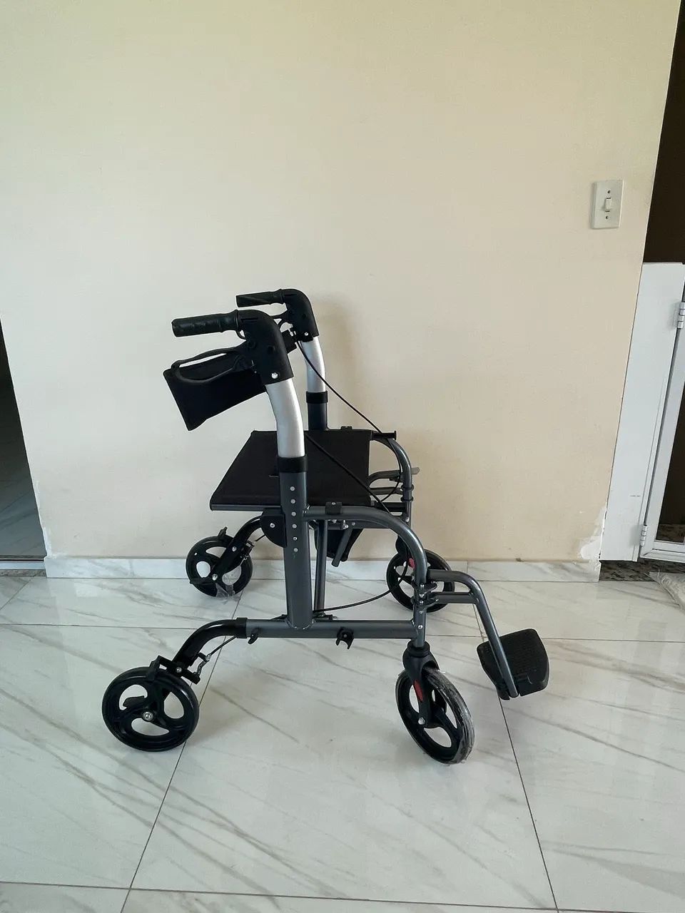 Vendo andador com cadeira de rodas - Foto 5