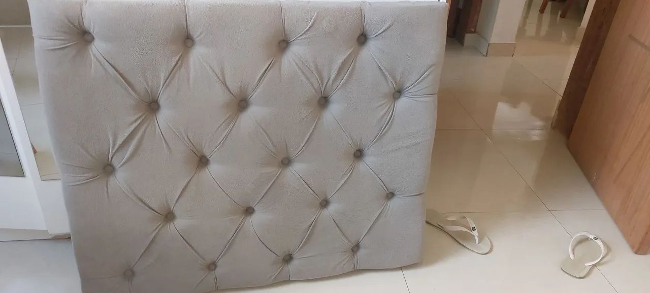 Vendo cabeceira de cama de solteira semi nova e um nicho branco 90cm. - Foto 3