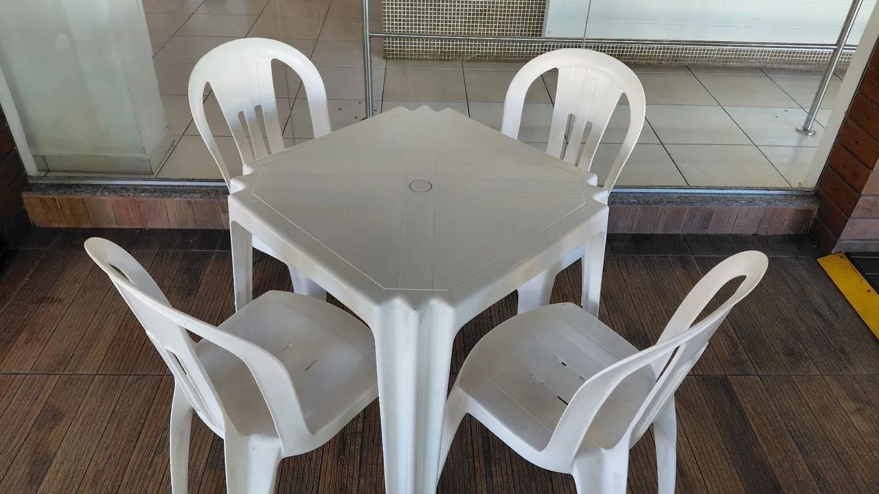 Jogo de mesa com 4 cadeiras de plástico branco - Foto 3