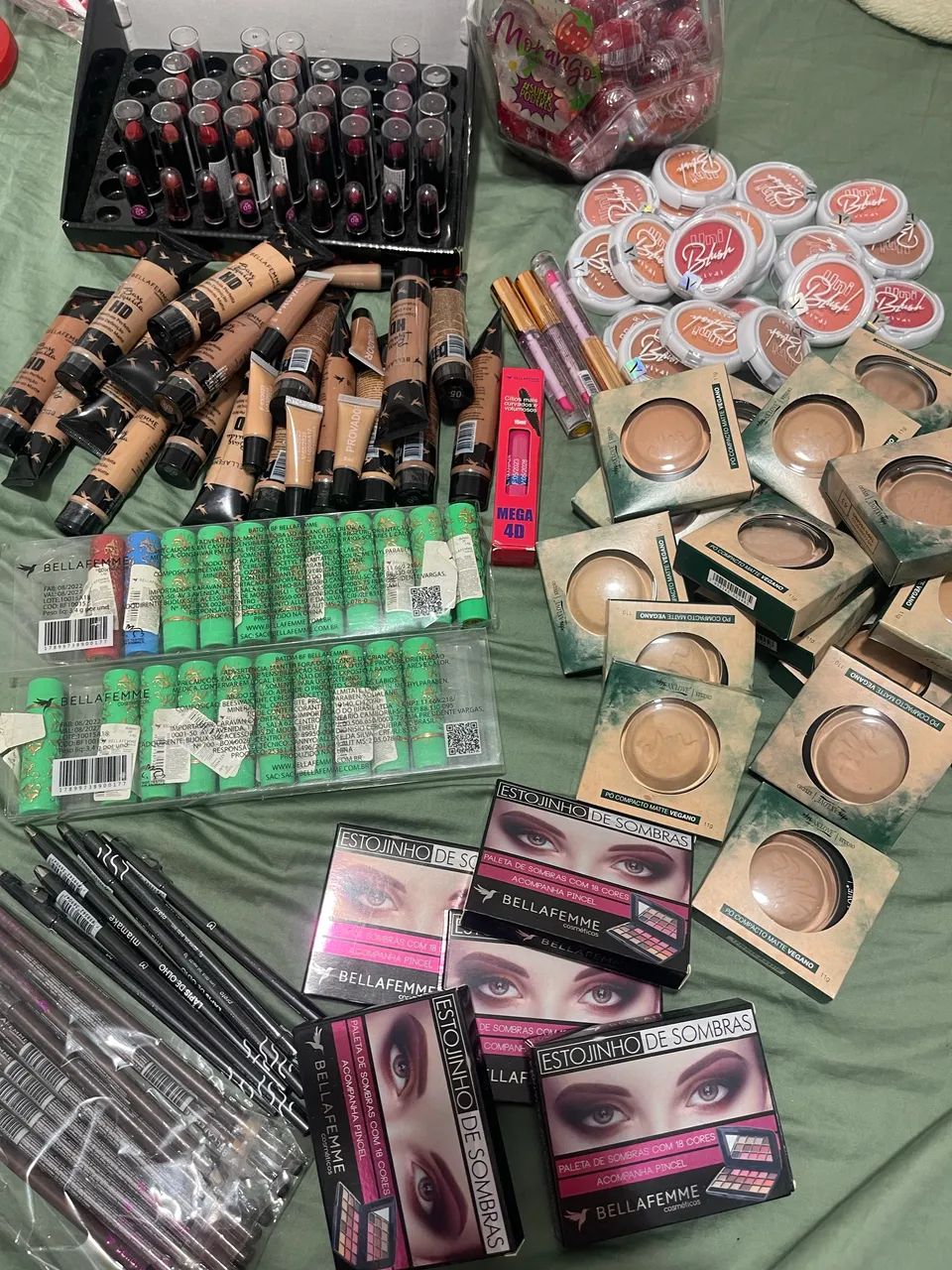 Maquiagens diversas.