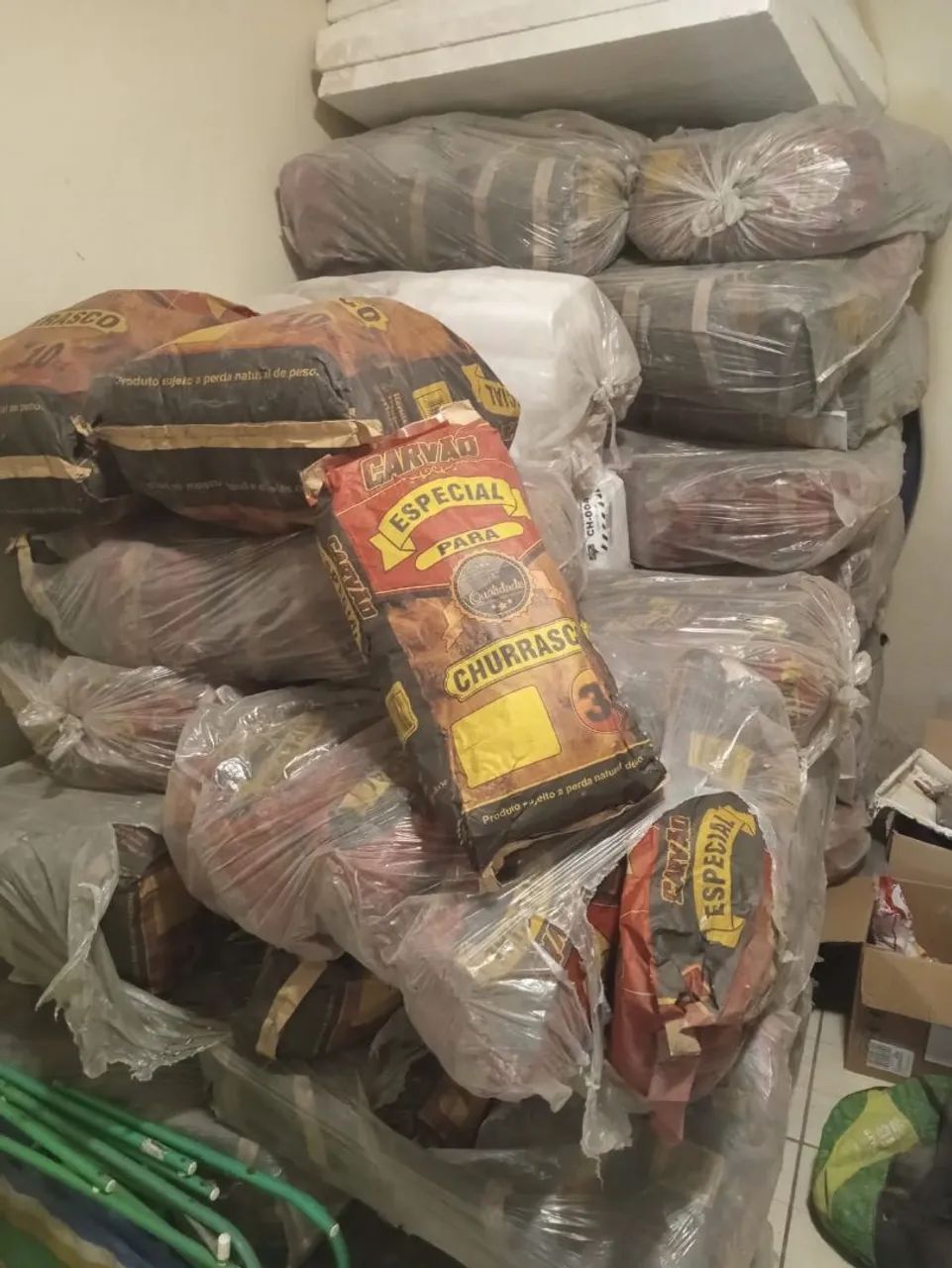 Vendo ponta de estoque de carvão de 3 kg aproximadamente 200 pacote saindo a 9 reais cada 