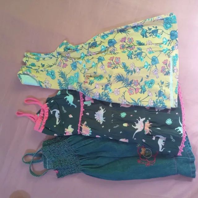 Lote de vestidos infantis 