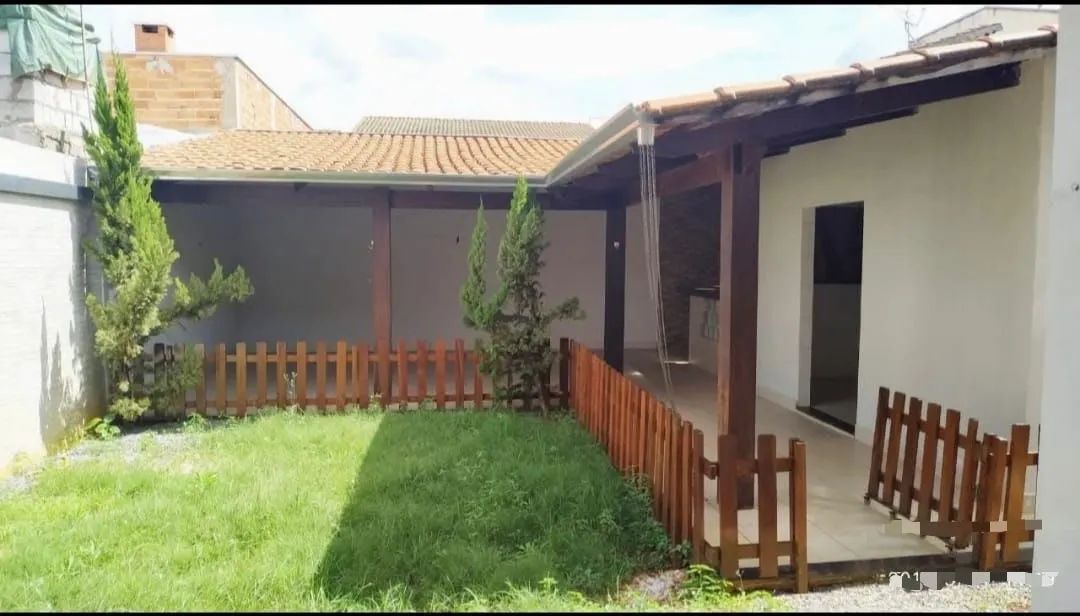Cerca de madeira com porteira 