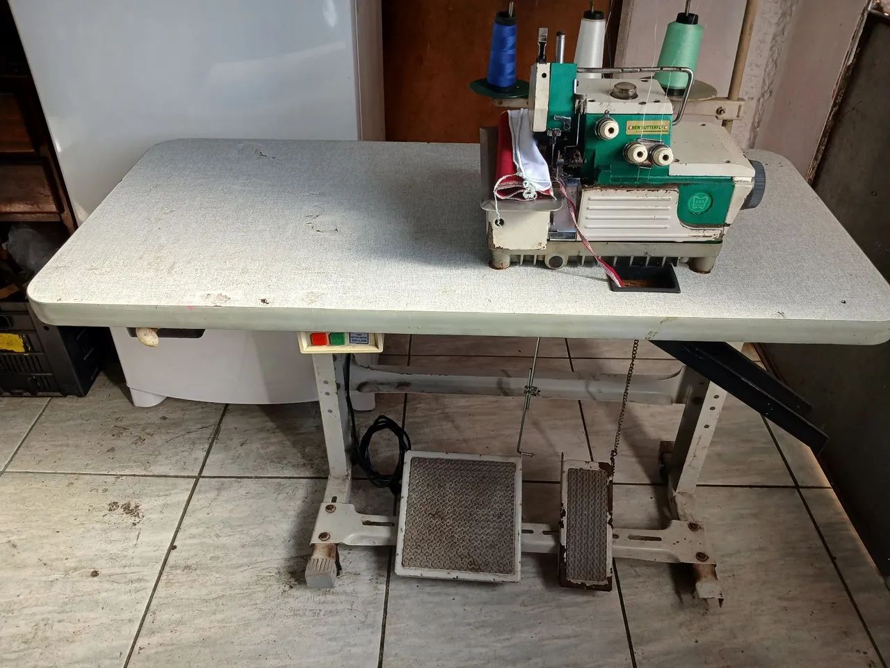 Máquina de costura overlock industrial 